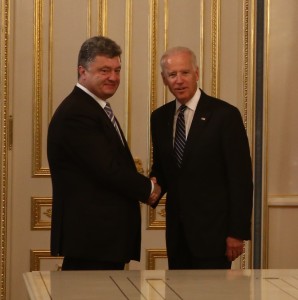 VP_Biden_shakes_hands_with_Petro_Poroshenko_June_7,_2014_(cropped)