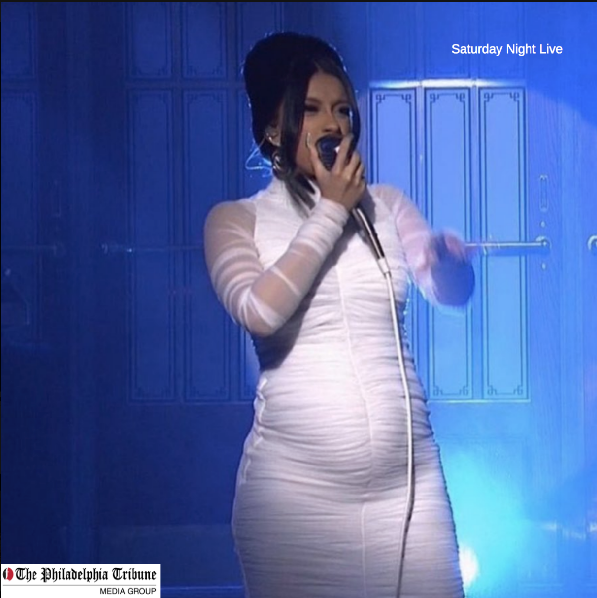 04/08/18 : Cardi B unveils baby bump on SNL while celebrating her breakthrough year